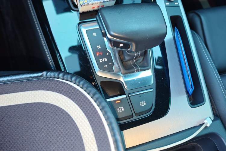 Used Audi Q5L 2023 40T Fashionable and Elegant Version Gear Lever