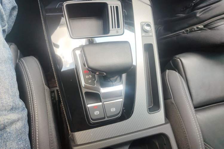 Used Audi Q5L 2023 40T Luxury Dynamic Model Gear Lever