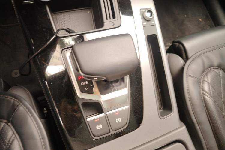 Used Audi Q5L 2023 40T Fashionable and Dynamic Edition Gear Lever