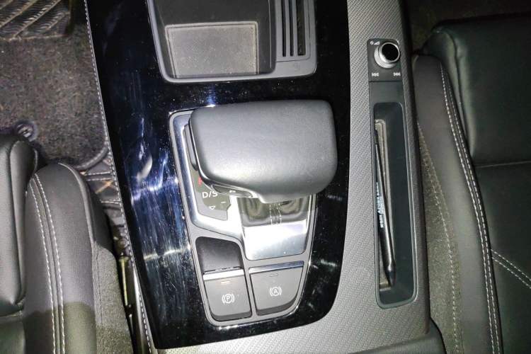 Used Audi Q5L 2023 40T Fashionable and Dynamic Edition Gear Lever