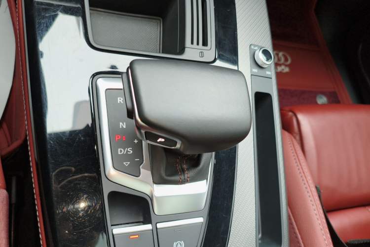 Used Audi Q5L 2023 40T Luxury Dynamic Model Gear Lever