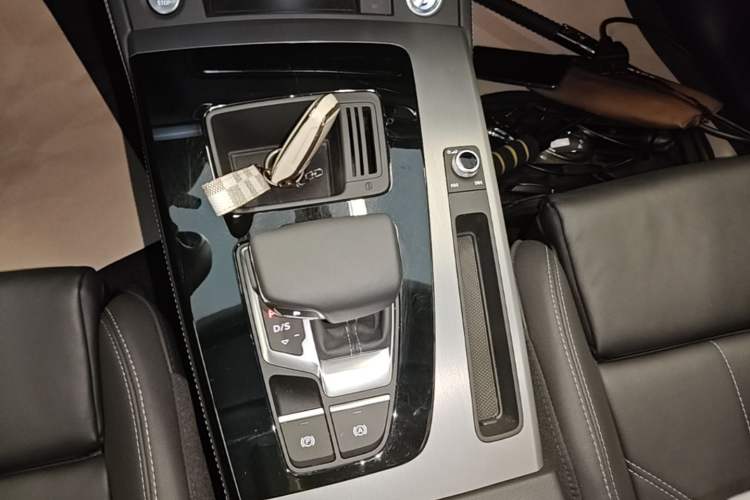 Used Audi Q5L 2023 40T Fashionable and Dynamic Edition Gear Lever