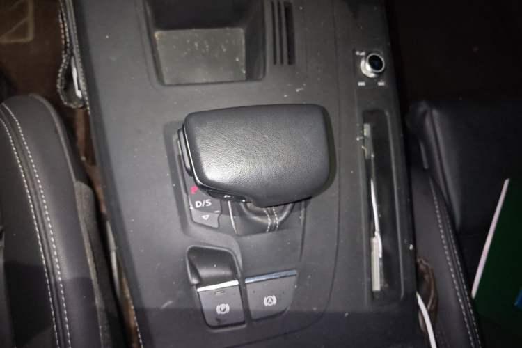 Used Audi Q5L 2023 40T Fashionable and Dynamic Edition Gear Lever