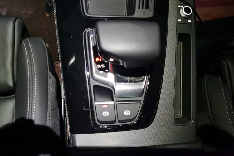 Used Audi Q5L 2023 40T Luxury Dynamic Model Gear Lever