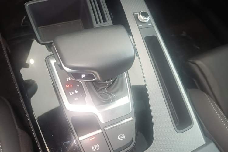 Used Audi Q5L 2023 40T Luxury Dynamic Model Gear Lever