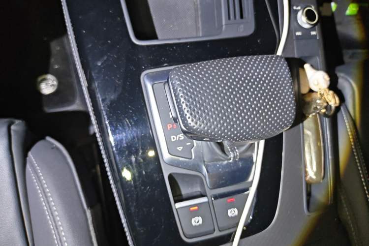 Used Audi Q5L 2023 40T Luxury Dynamic Model Gear Lever