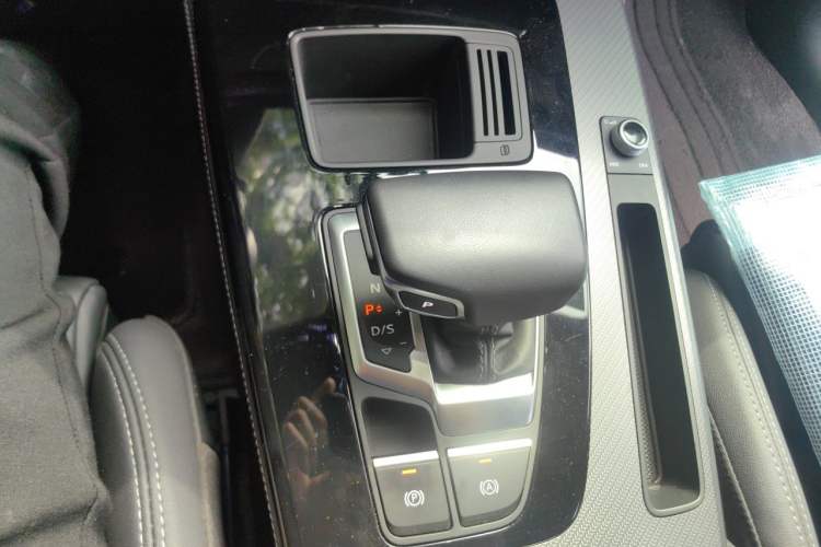 Used Audi Q5L 2023 40T Luxury Dynamic Model Gear Lever