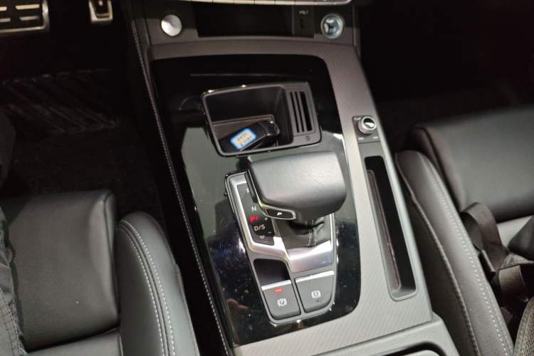 Used Audi Q5L 2023 40T Luxury Dynamic Model Gear Lever