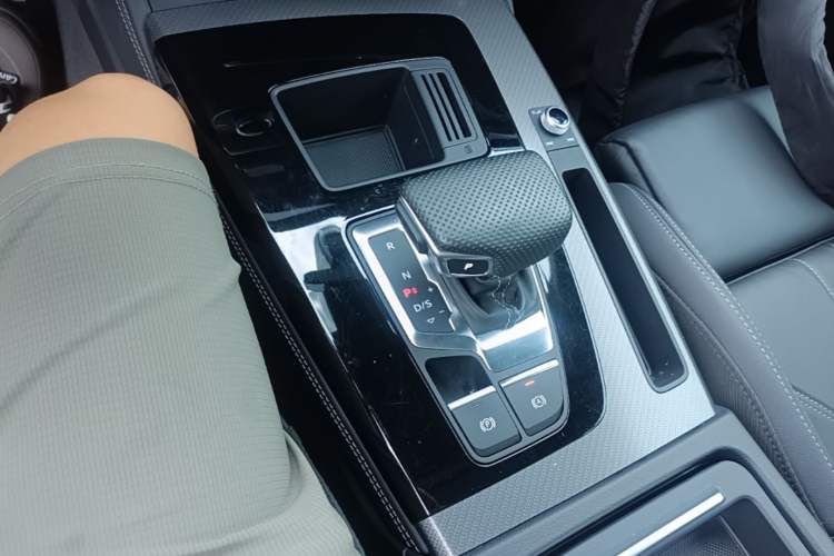 Used Audi Q5L 2023 40T Fashionable and Elegant Version Gear Lever
