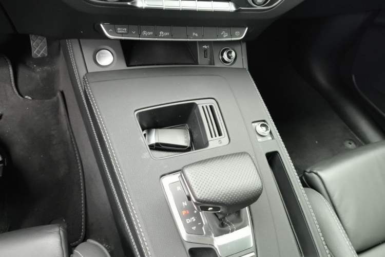 Used Audi Q5L 2023 40T Fashionable and Dynamic Edition Gear Lever