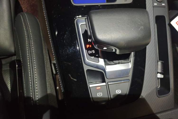 Used Audi Q5L 2023 40T Luxury Dynamic Model Gear Lever