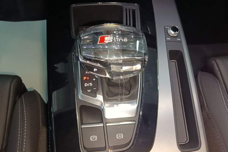 Used Audi Q5L 2023 40T Fashionable and Dynamic Edition Gear Lever