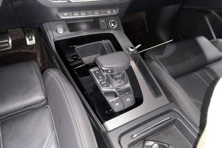 Used Audi Q5L 2023 40T Luxury Dynamic Model Gear Lever