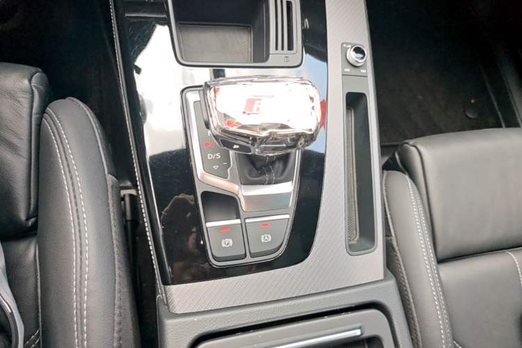 Used Audi Q5L 2023 40T Luxury Dynamic Model Gear Lever