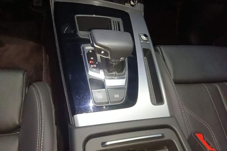 Used Audi Q5L 2023 40T Fashionable and Dynamic Edition Gear Lever