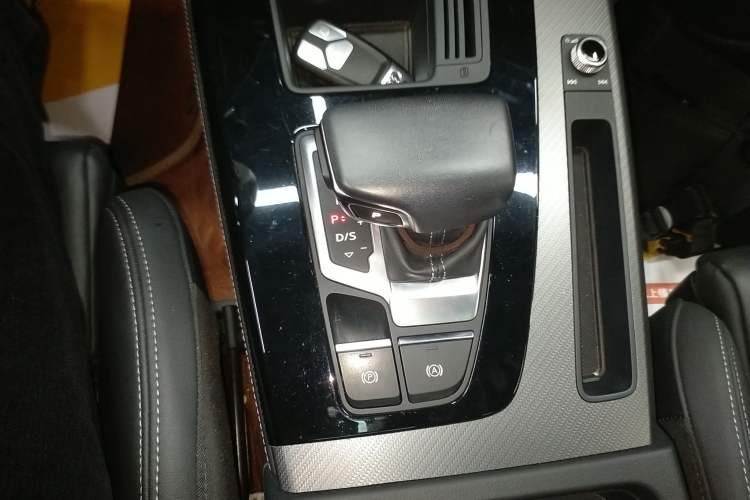 Used Audi Q5L 2023 40T Luxury Dynamic Model Gear Lever