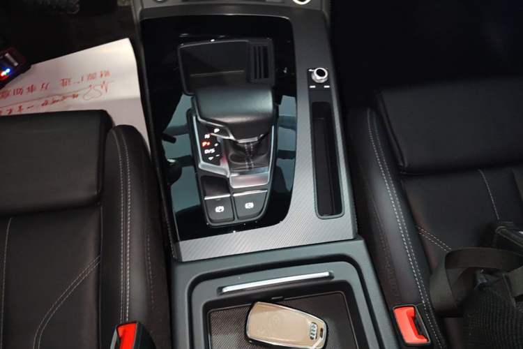 Used Audi Q5L 2023 40T Luxury Dynamic Model Gear Lever