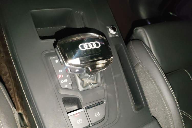 Used Audi Q5L 2023 40T Luxury Dynamic Model Gear Lever