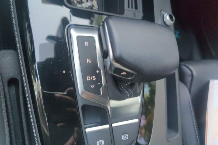 Used Audi Q5L 2023 40T Luxury Dynamic Model Gear Lever
