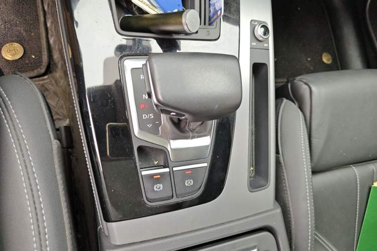 Used Audi Q5L 2023 40T Fashionable and Dynamic Edition Gear Lever