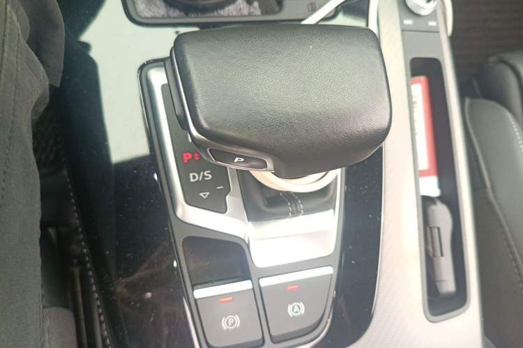 Used Audi Q5L 2023 40T Luxury Dynamic Model Gear Lever