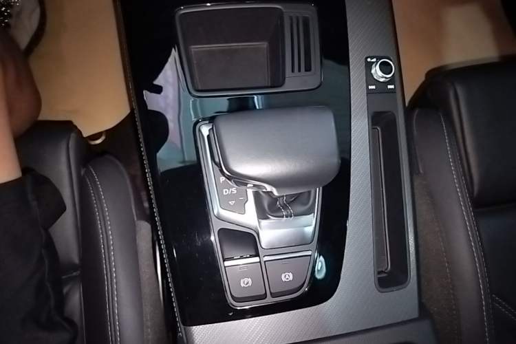 Used Audi Q5L 2023 40T Luxury Dynamic Model Gear Lever