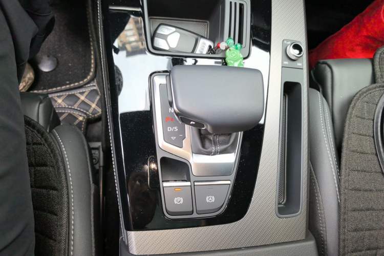 Used Audi Q5L 2023 40T Luxury Dynamic Model Gear Lever