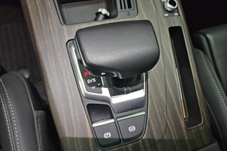 Used Audi Q5L 2023 40T Luxury Dynamic Model Gear Lever