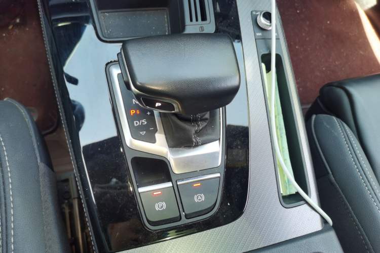 Used Audi Q5L 2023 40T Luxury Dynamic Model Gear Lever