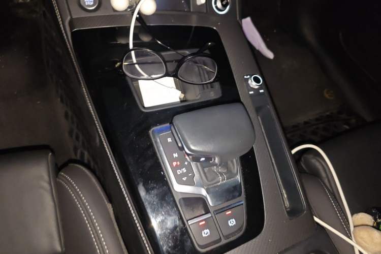 Used Audi Q5L 2023 40T Luxury Dynamic Model Gear Lever