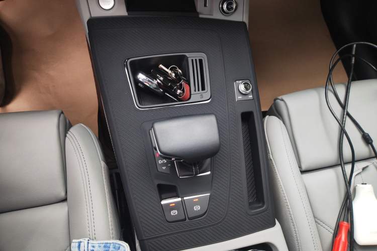 Used Audi Q5L 2023 40T Fashionable and Dynamic Edition Gear Lever