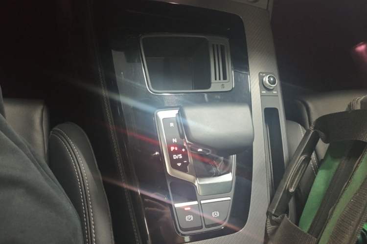 Used Audi Q5L 2023 40T Luxury Dynamic Model Gear Lever