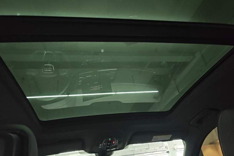 Used Audi Q5L 2023 40T Luxury Dynamic Model Headliner