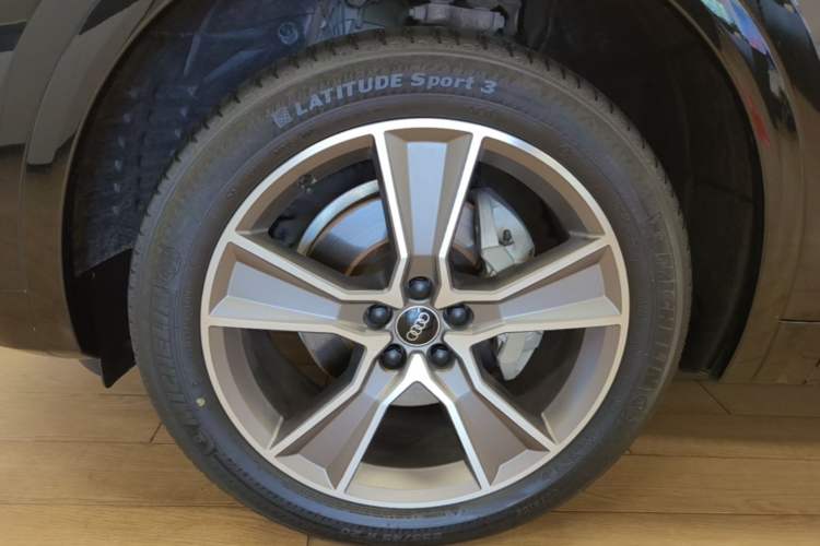 Used Audi Q5L 2023 40T Luxury Dynamic Model Left Front Wheel Hub