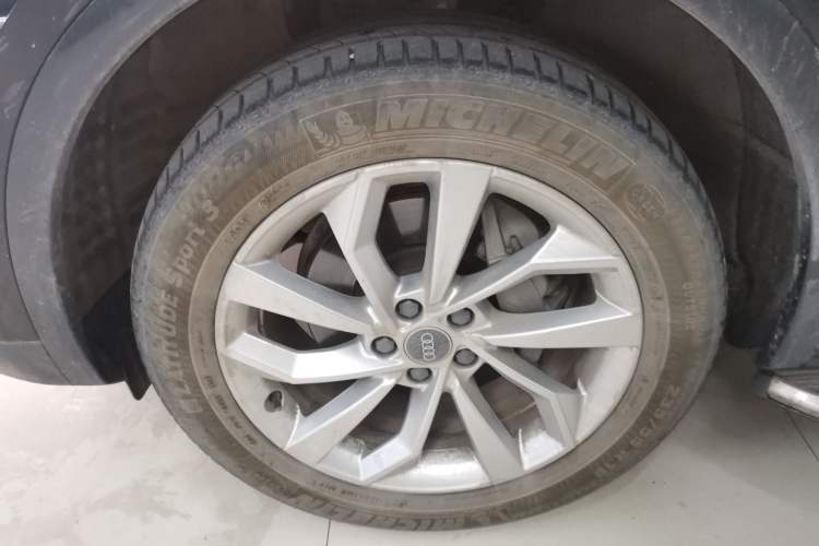 Used Audi Q5L 2023 40T Luxury Elegant Model Left Front Wheel Hub