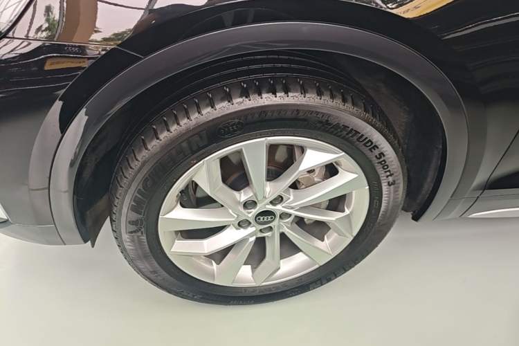 Used Audi Q5L 2023 40T Luxury Elegant Model Left Front Wheel Hub