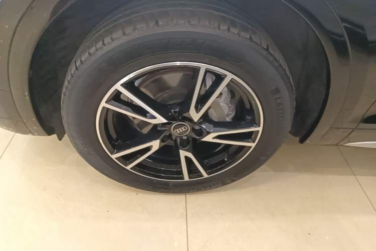 Used Audi Q5L 2023 40T Fashionable and Dynamic Edition Left Front Wheel Hub