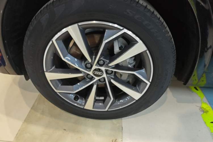 Used Audi Q5L 2023 40T Fashionable and Dynamic Edition Left Front Wheel Hub