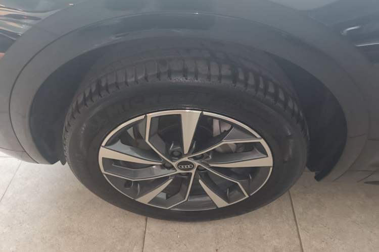 Used Audi Q5L 2023 40T Luxury Dynamic Model Left Front Wheel Hub