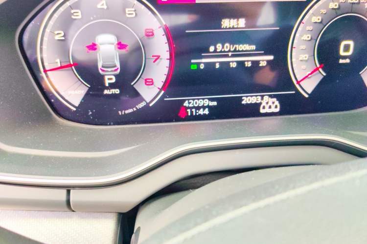 Used Audi Q5L 2023 40T Luxury Dynamic Model Odometer Close Up