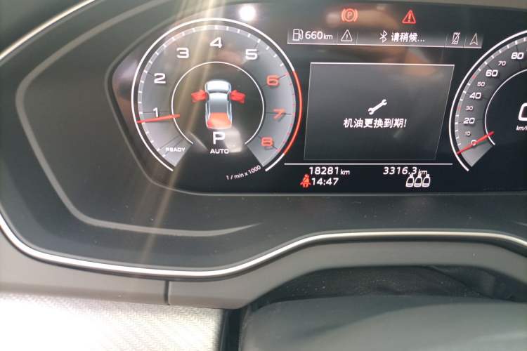 Used Audi Q5L 2023 40T Luxury Dynamic Model Odometer Close Up
