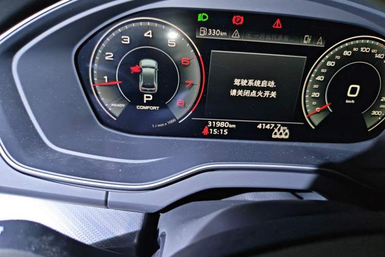 Used Audi Q5L 2023 40T Luxury Dynamic Model Odometer Close Up