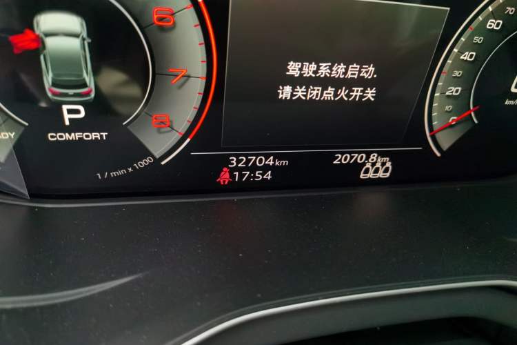 Used Audi Q5L 2023 40T Fashionable and Elegant Version Odometer Close Up