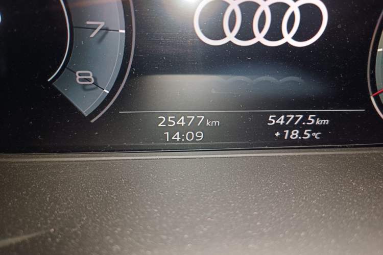 Used Audi Q5L 2023 45T Luxury Dynamic Model Odometer Close Up