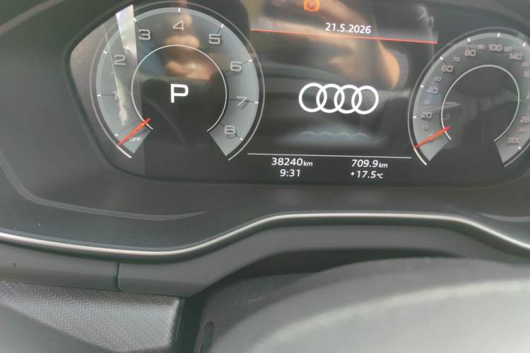 Used Audi Q5L 2023 40T Luxury Dynamic Model Odometer Close Up