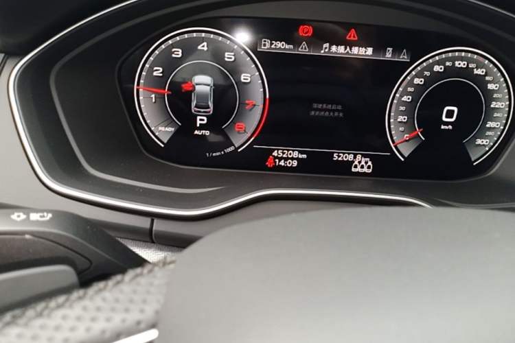 Used Audi Q5L 2023 45T Luxury Dynamic Model Odometer Close Up