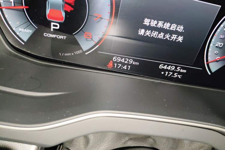 Used Audi Q5L 2023 40T Luxury Dynamic Model Odometer Close Up