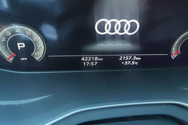 Used Audi Q5L 2023 40T Luxury Dynamic Model Odometer Close Up
