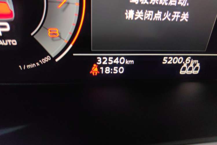 Used Audi Q5L 2023 40T Luxury Dynamic Model Odometer Close Up