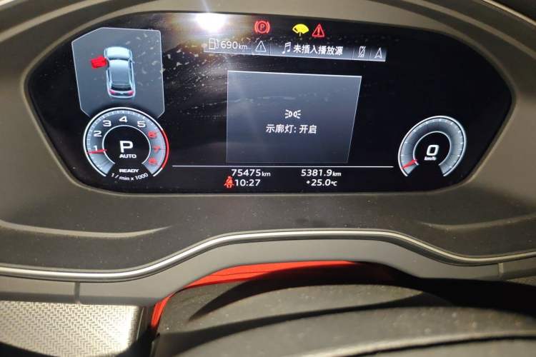 Used Audi Q5L 2023 40T Luxury Dynamic Model Odometer Close Up